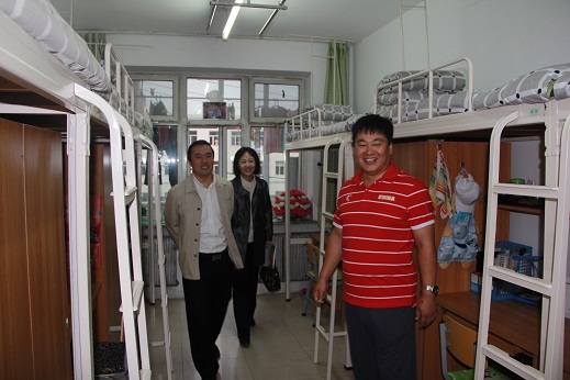 参观学生宿舍