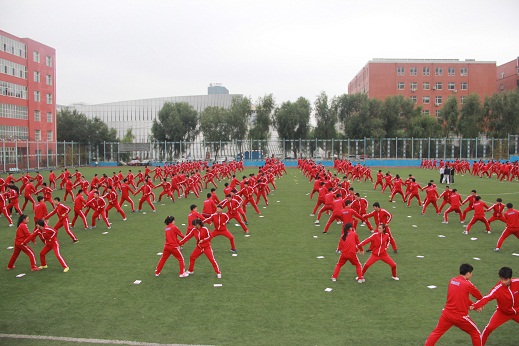 学生练习“八极拳”