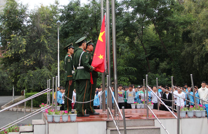 学院早操升国旗仪式